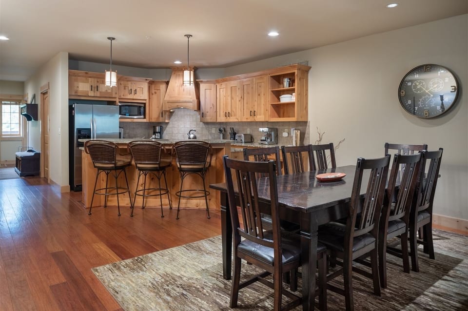 Breakfast Bar Seating and Dining Area