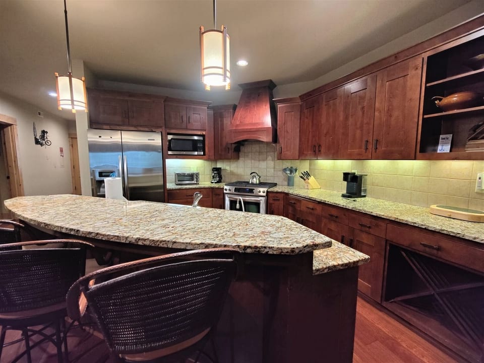Fully Equipped Kitchen with Breakfast Bar