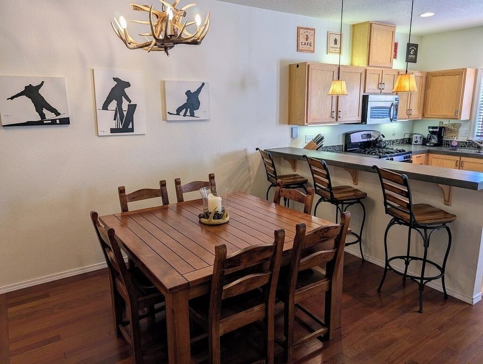 Dining room table with seating for 6. Breakfast bar with 3 stools.