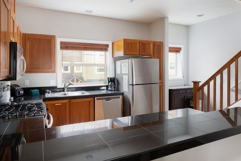 Breakfast Bar and Kitchen