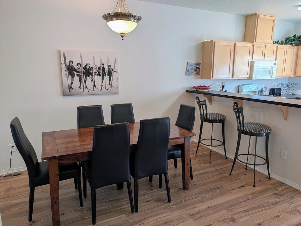 6 person dining table and 2 stools at the breakfast bar