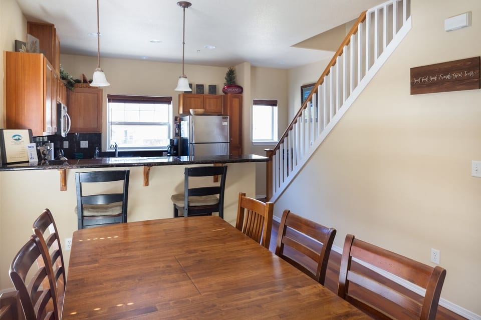 Breakfast Bar and Kitchen