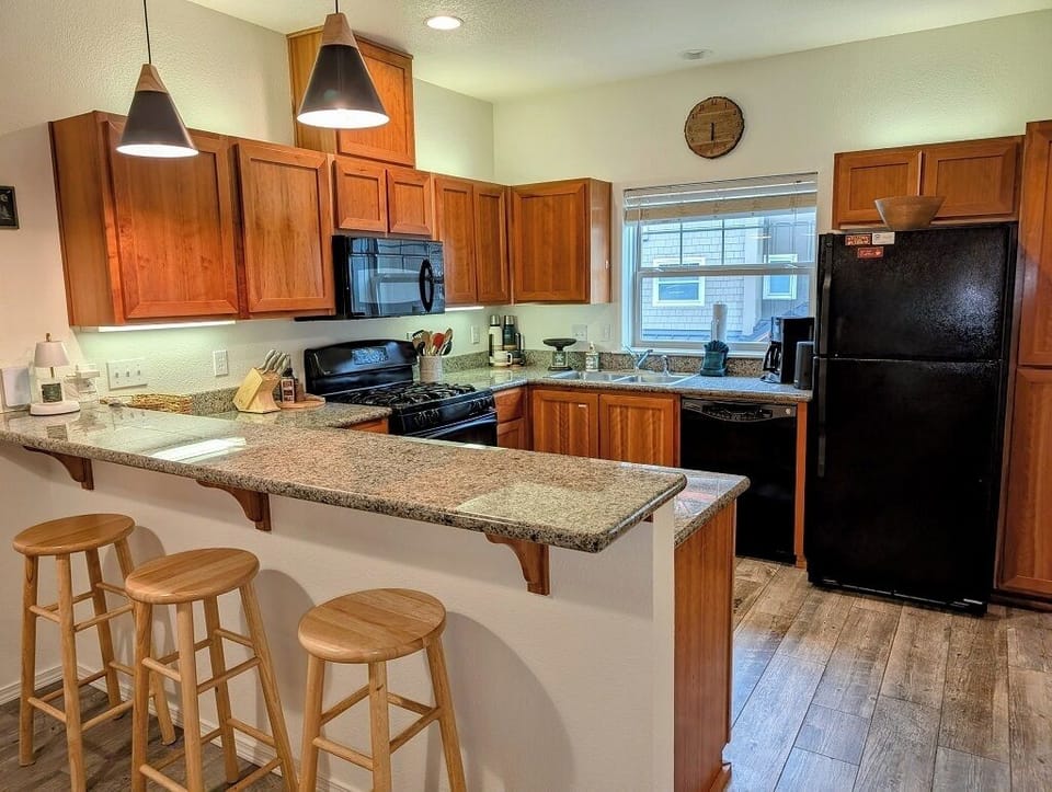 Breakfast bar with seating for 3