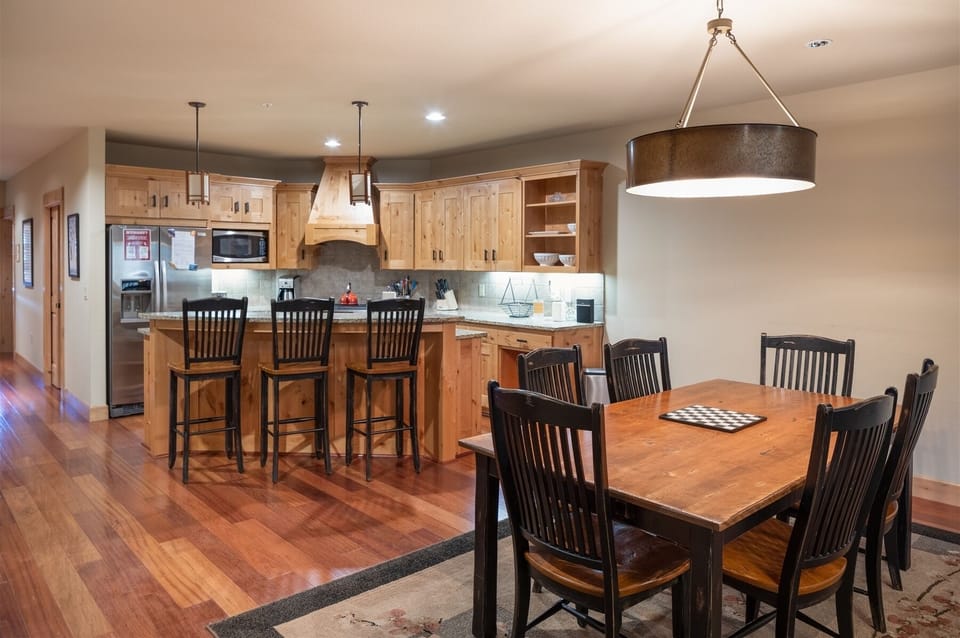 Dining Room Seating and Breakfast Bar