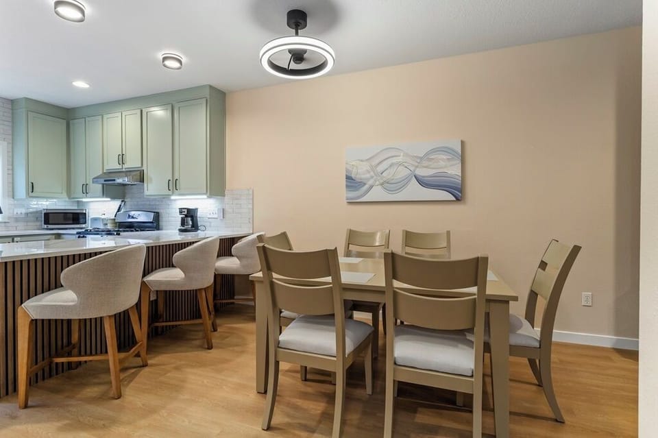 Dining table with seating for 6 plus 3 stools at the breakfast bar