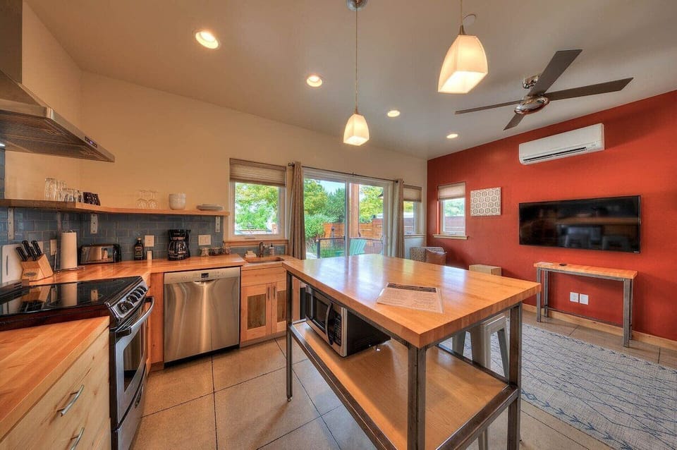 Stylish Moab casita with open concept kitchen and family room