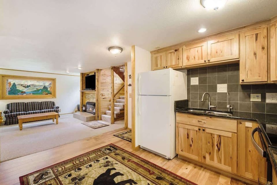 Full kitchen.