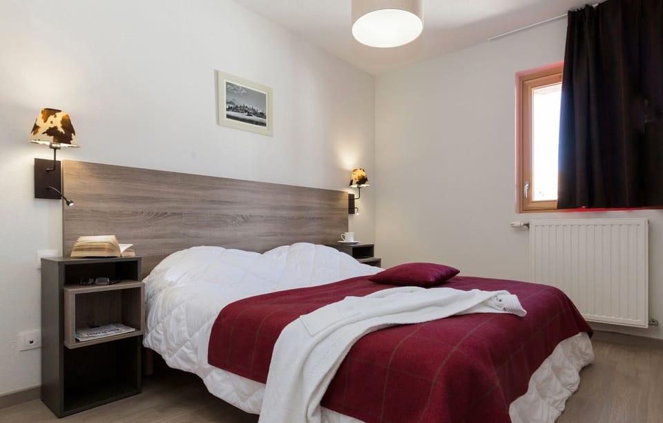 There will be either a Double bed or 2 Single beds in the bedrooms. Views vary.
