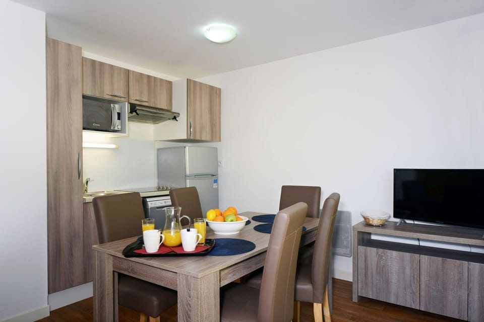 Make a quick meal in the kitchenette.