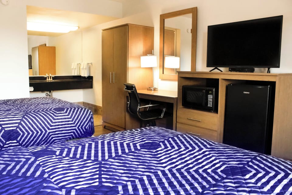 Basic Room, 2 Double Beds, Non-Smoking, Exterior Entry | Hypo-allergenic bedding available, laptop workspace, WiFi (free)