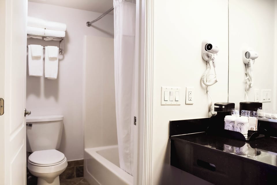 Basic Room, 2 Double Beds, Non-Smoking, Exterior Entry | Bathroom | Free toiletries, hair dryer, towels, soap