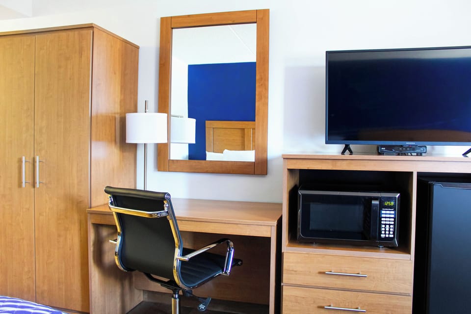 Basic Room, 2 Double Beds, Non-Smoking, Exterior Entry | Hypo-allergenic bedding available, laptop workspace, WiFi (free)