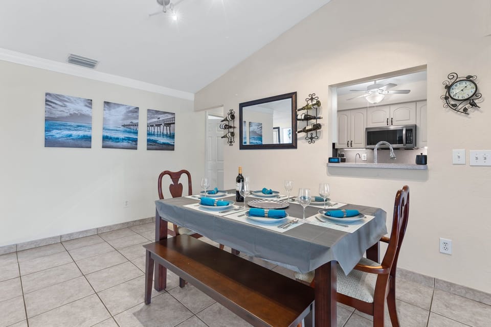 The dining area can seat up to 6