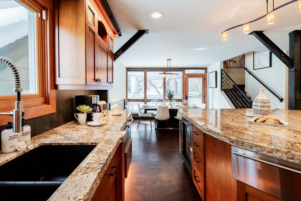 Fully Equipped Kitchen + Sink with Reverse Osmosis Water, Warming Drawer, Gas Range