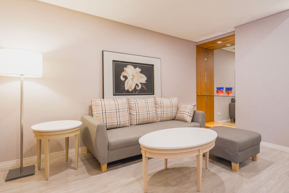 Premier Suite | Living area | TV