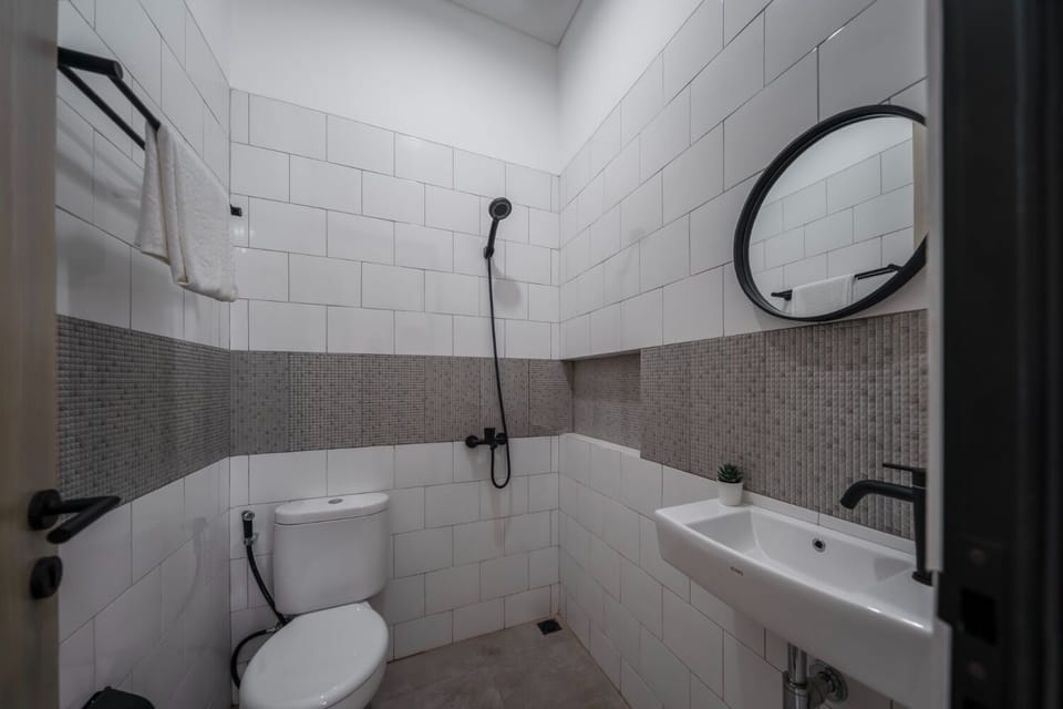 Superior Room | Bathroom | Shower, hydromassage showerhead, free toiletries, towels