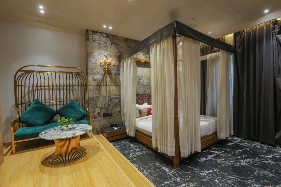 Junior Suite | In-room safe, desk, WiFi (free), bed sheets