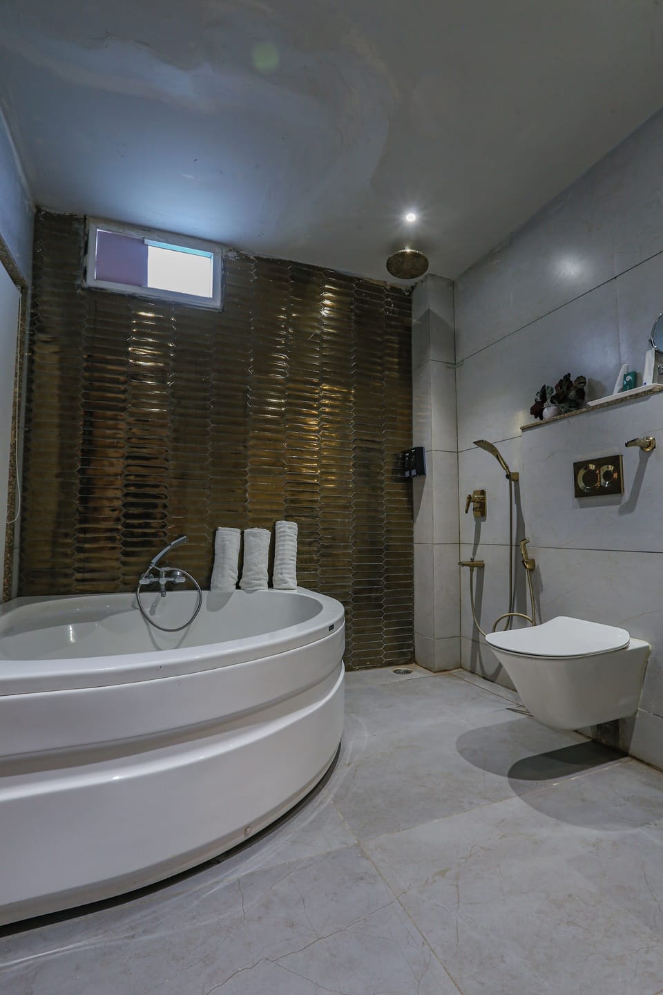 Junior Suite | Bathroom | Free toiletries