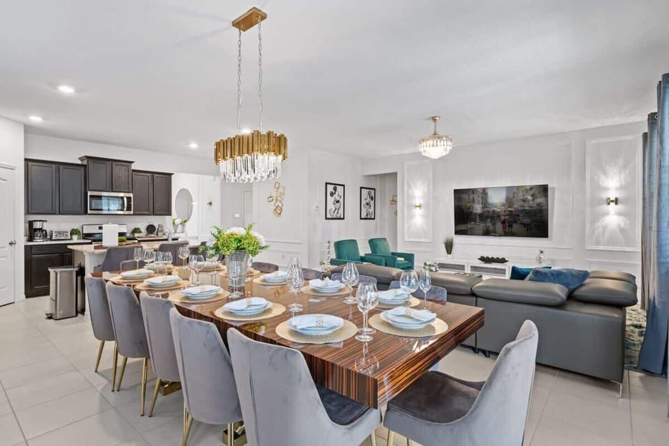 1st floor 

Dining area

Living area

Full kitchen