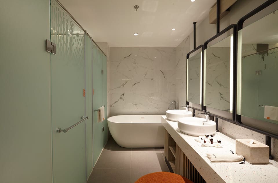 Suite (HARRIS) | Bathroom | Free toiletries, hair dryer, slippers, bidet