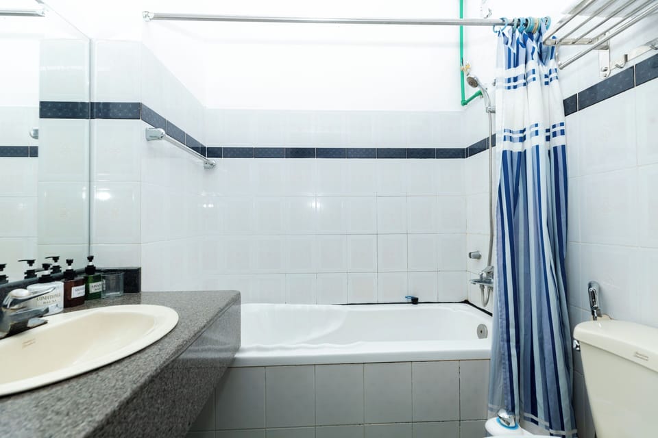 Deluxe Double Room | Bathroom | Hair dryer, slippers, towels, soap