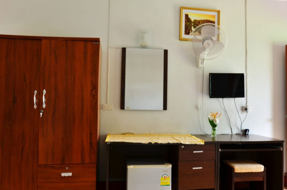 Basic Room, 1 Bedroom, Balcony, Garden View | 1 bedroom, desk, WiFi (free), bed sheets