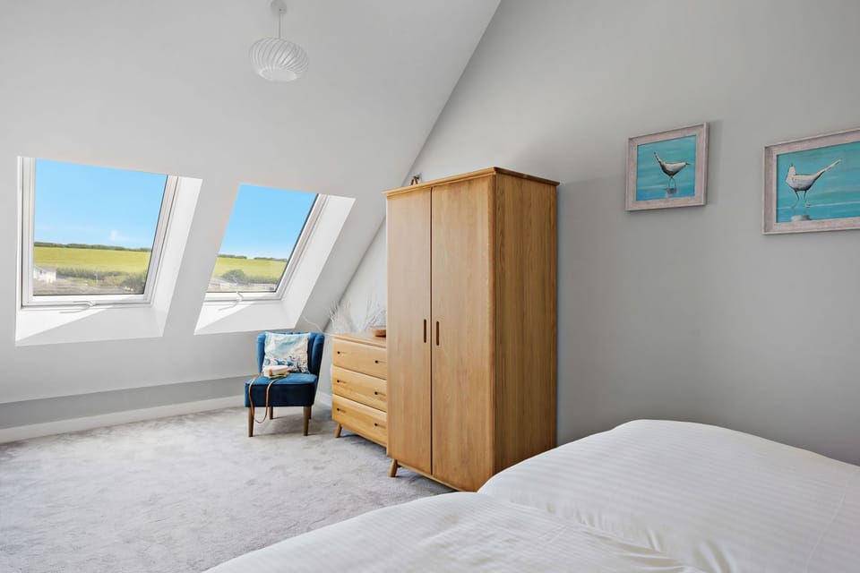 Twin bedroom which can be configured into super king, velux windows with countryside views - 1 The Vista, Willingcott