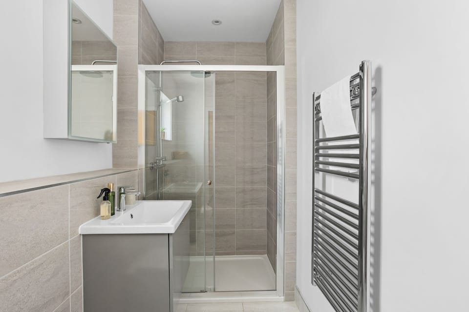 En suite bathroom to bedroom 1, heated towel rail and walk in shower - 1 The Vista, Willingcott