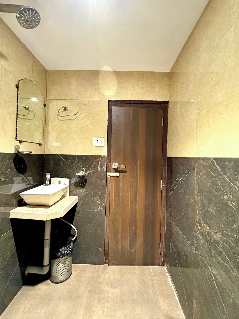 Deluxe Room | Bathroom | Shower, rainfall showerhead, slippers, towels