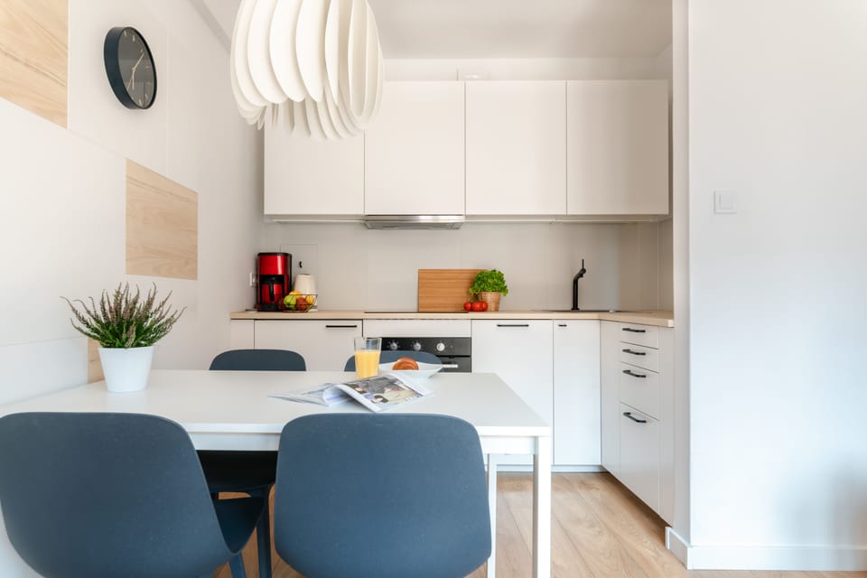 Classic Apartment | Private kitchen | Stovetop, cookware/dishes/utensils
