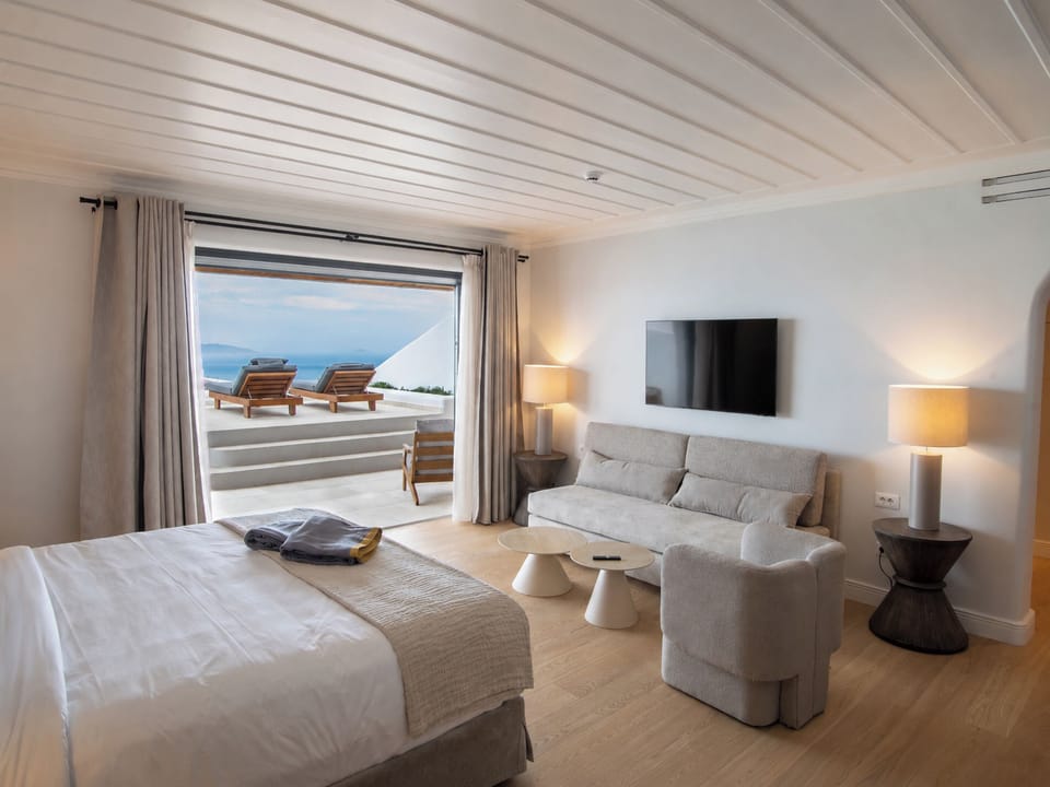 Aqua Grand Suite, Sea View, Heated Plunge Pool | Premium bedding, minibar, in-room safe, laptop workspace