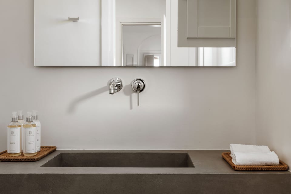 Grand Suite with sea view and heated plunge pool | Bathroom | Shower, rainfall showerhead, free toiletries, hair dryer