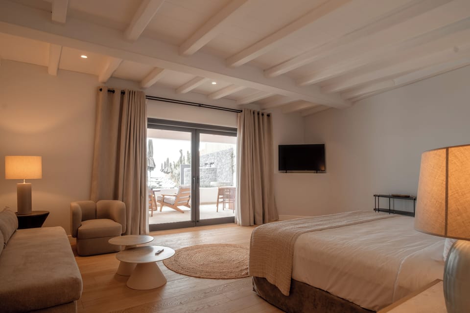 Master Pool-Front Suite | Premium bedding, minibar, in-room safe, laptop workspace