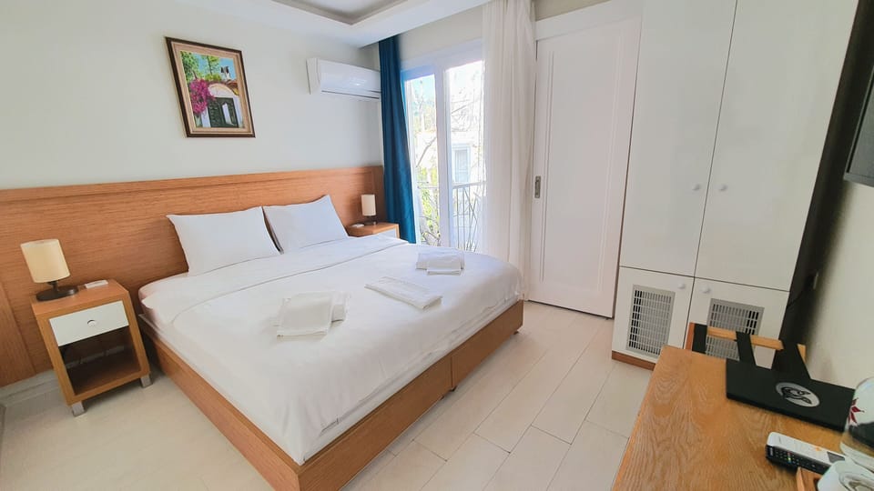 Standard Room, Balcony | 1 bedroom, minibar, in-room safe, blackout drapes