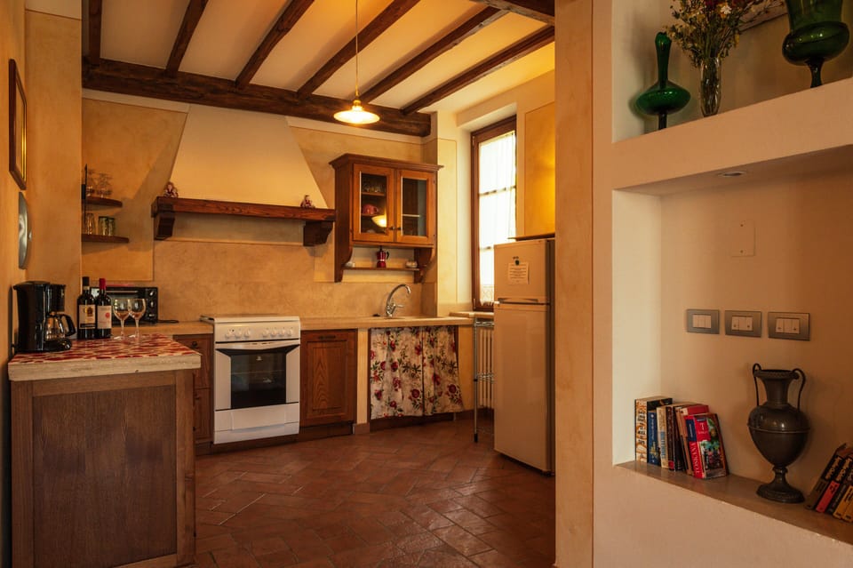 Il Roseto | Private kitchen | Espresso maker, coffee/tea maker, electric kettle, highchair