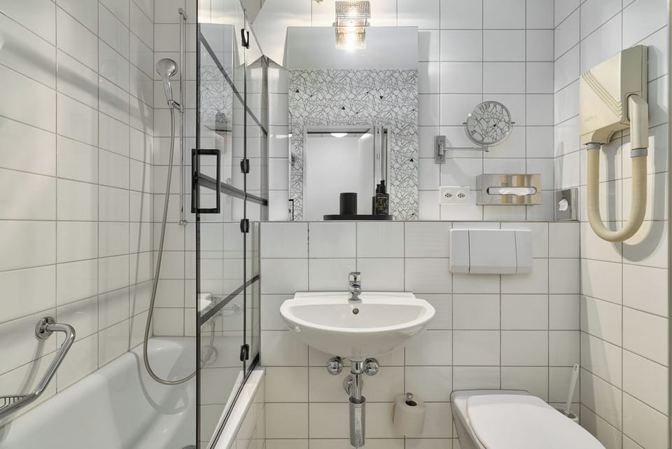River Double Room | Bathroom | Free toiletries, hair dryer (on request), towels, soap