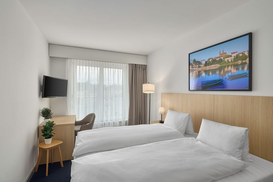 River Double Room | Hypo-allergenic bedding available, down comforters, in-room safe