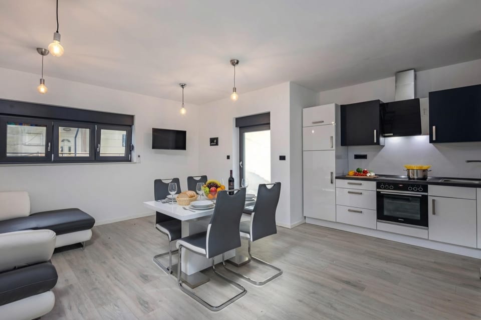 Family House, 3 Bedrooms, Terrace (Pool House Old Town) | Interior