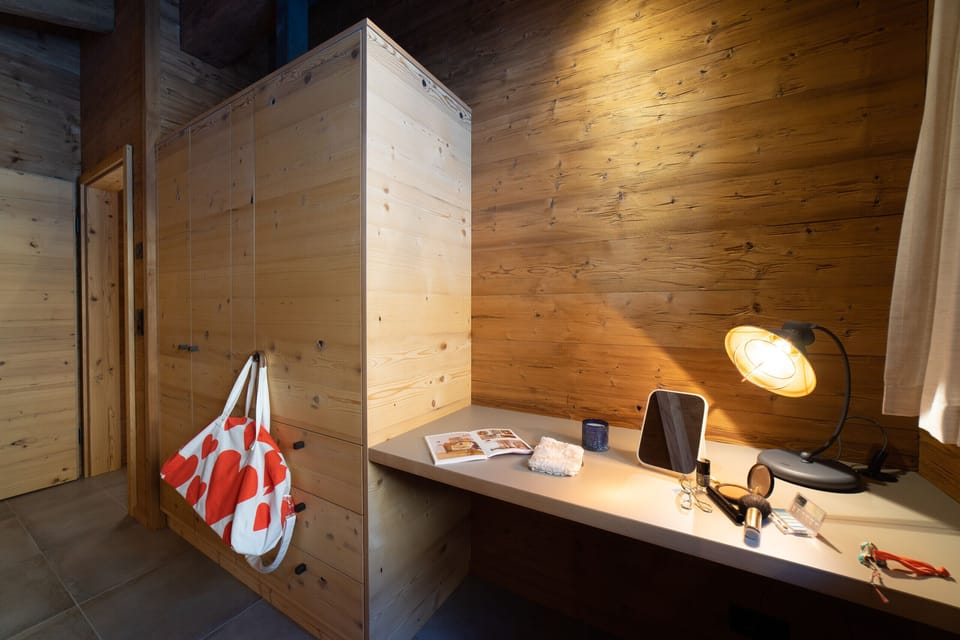 Desk with a lamp and storage space in the children’s bedroom