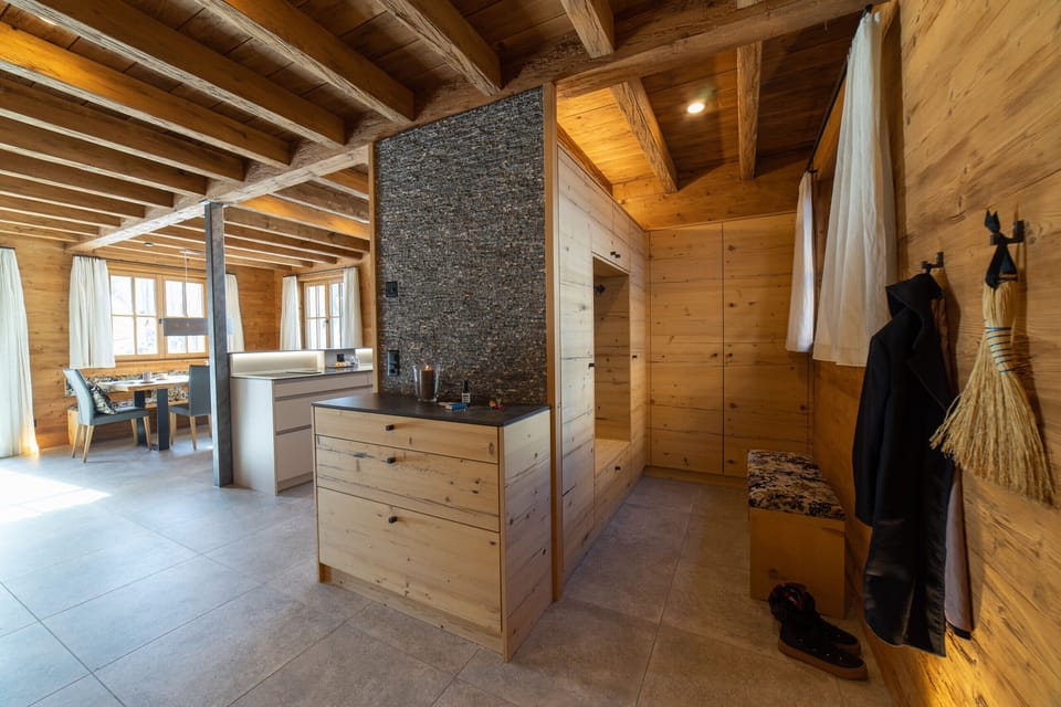 Entrance area with a coat rack and an unobstructed view into the living room