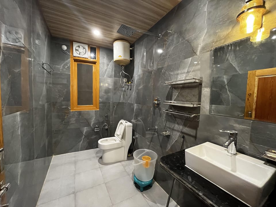 Shower, rainfall showerhead, free toiletries, slippers