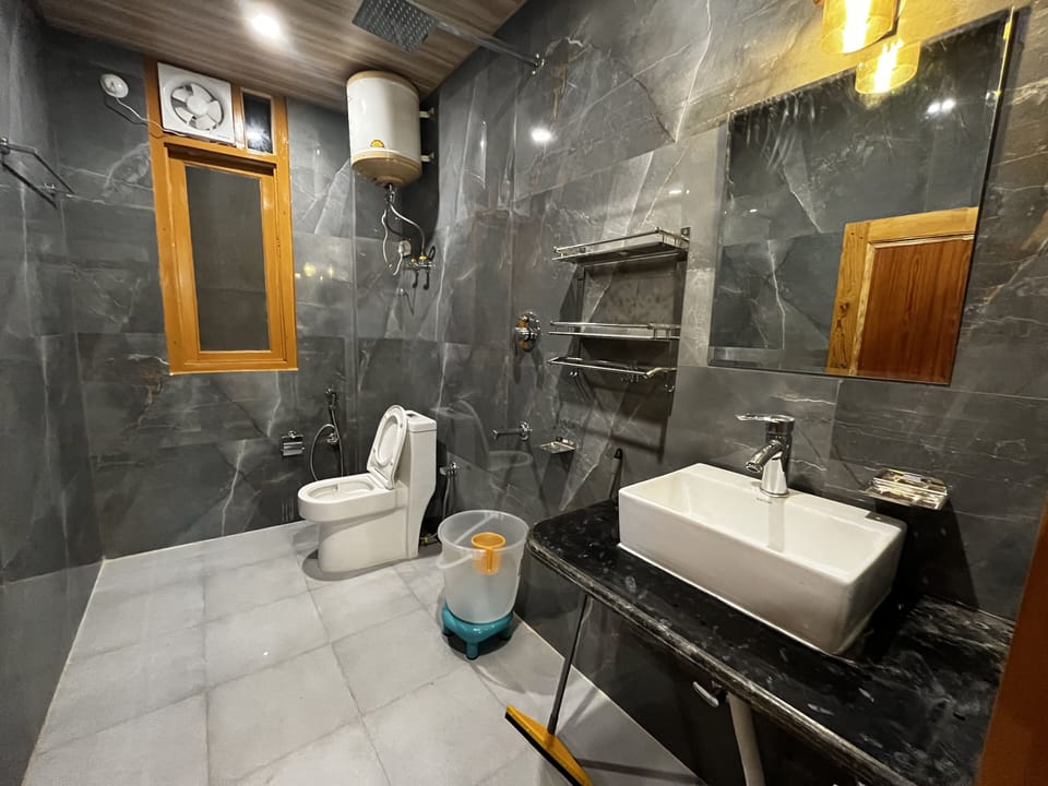 Shower, rainfall showerhead, free toiletries, slippers