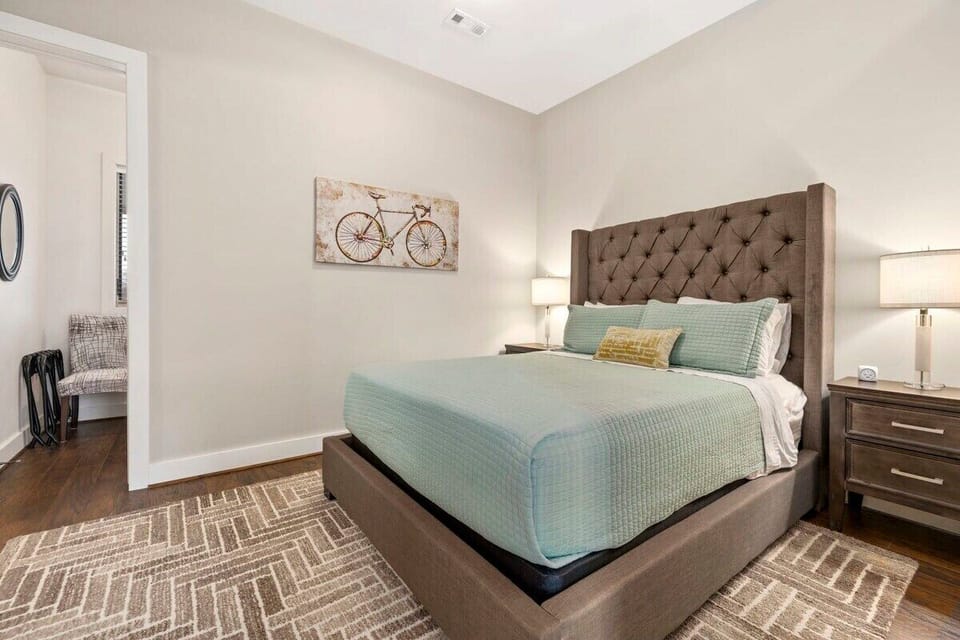 The primary suite features a Queen bed, Smart TV, large walk-in closet, and an attached bathroom.