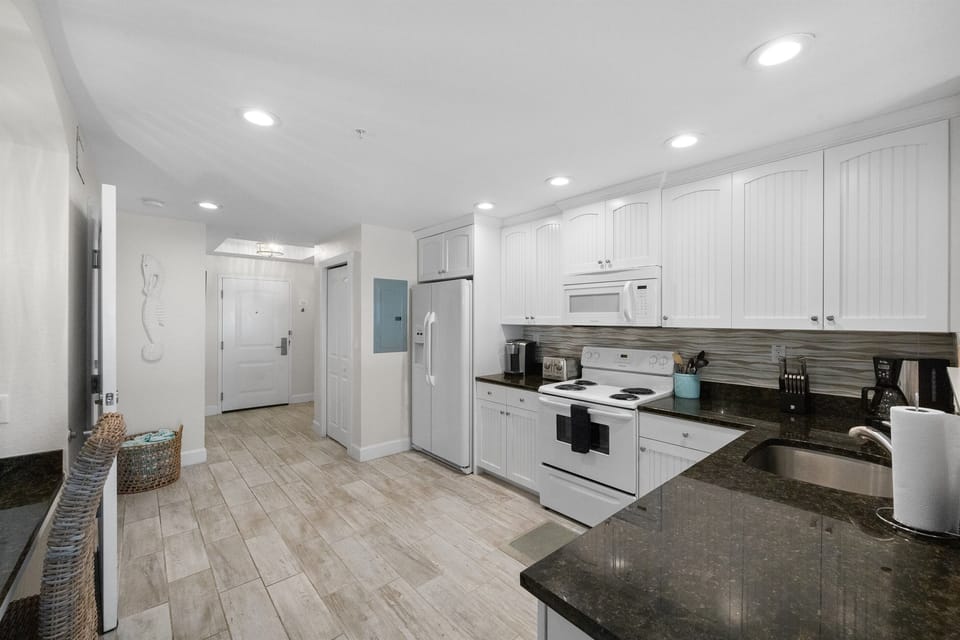 Fully stocked w Cooking/Eating utensils. washer/dryer in unit