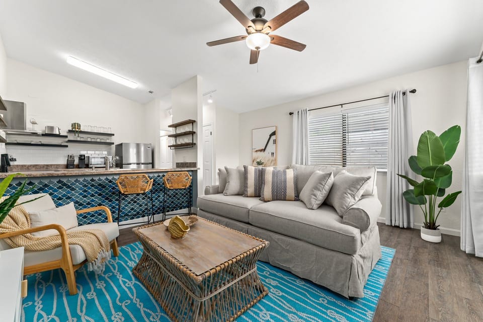 Spacious Living Room w/ Pullout Couch - The Pointbreak B - Panama City Beach, FL