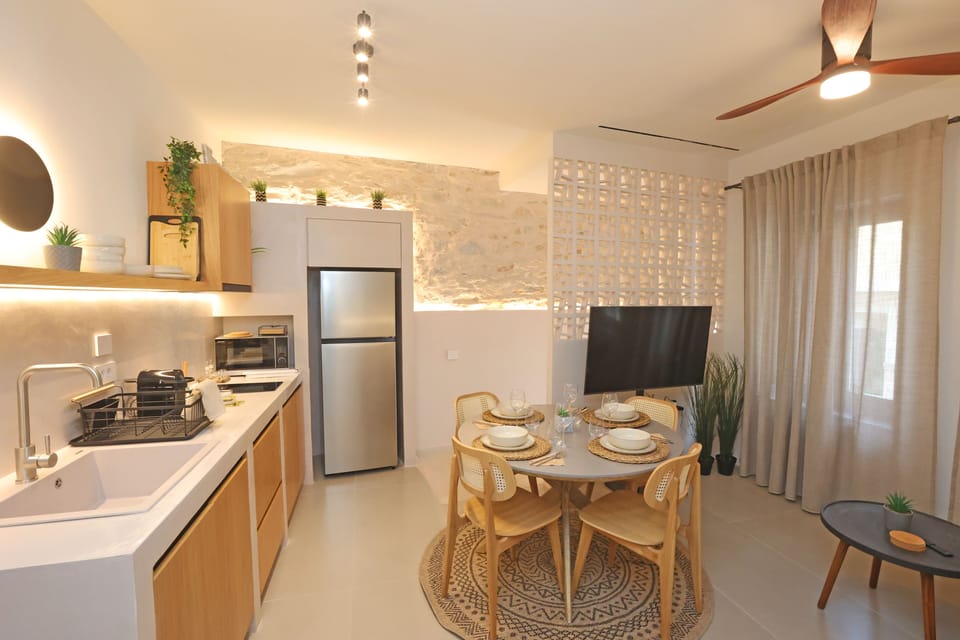 Dining area and fully equipped kitchen