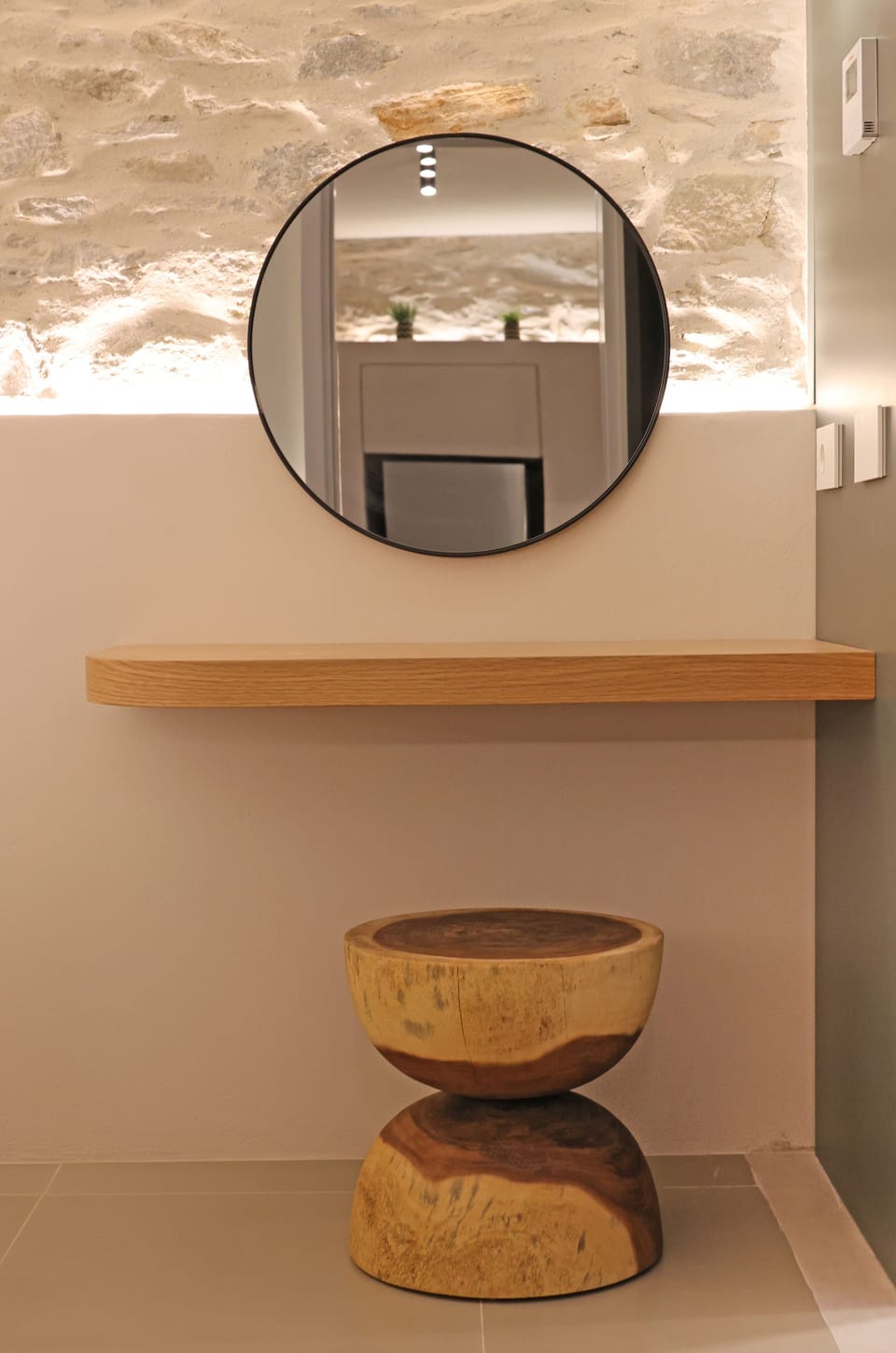 Second ensuite bedroom, make up corner