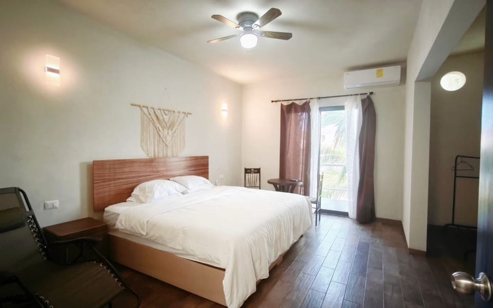 Elite Double Room, 1 King Bed, Non Smoking, Private Bathroom | Individually decorated, individually furnished, desk, laptop workspace