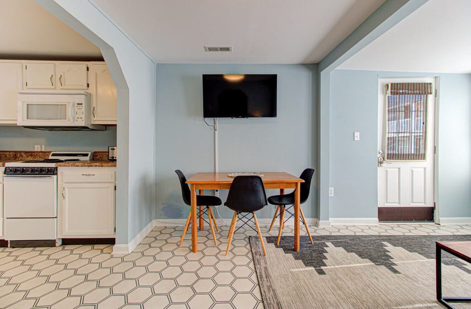 Seaside Cottage A-Dining Area