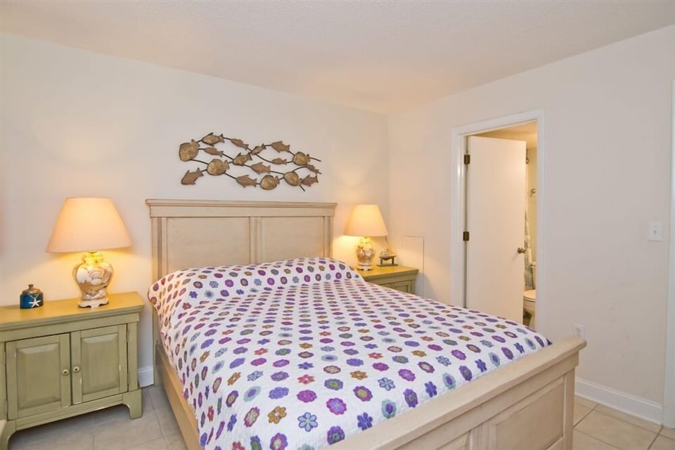 Bedroom with Queen